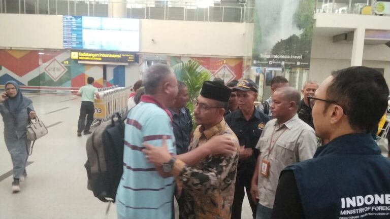 Tiba dari Myanmar, 7 Nelayan asal Aceh Turut Disambut Haji Uma dan Pemerintah Aceh di Bandara Kuala Namu