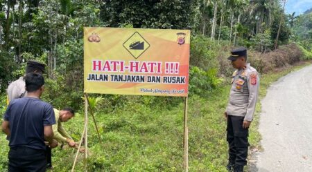 Demi Keselamatan Pengguna Jalan, Kapolsek Simpang Jernih Pasang Rambu-Rambu di Jalan Rusak