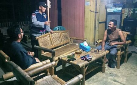 Patroli Malam, Bhabinkamtibmas Polsek Simpang Jernih Sambangi Warga Desa Binaannya