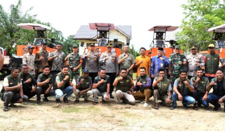 Perkuat Asta Cita Presiden, Wakapolres Aceh Timur Serahkan Alsintan Kepada Brigade Pangan