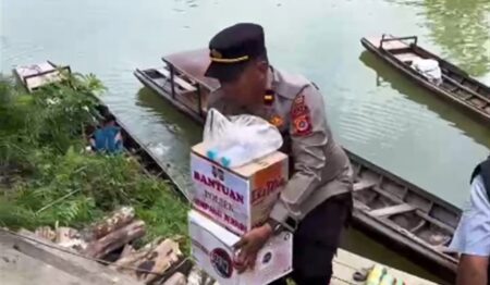 Sigap dan Tanggap Serta Penuh Tantangan Saat Kapolsek Simpang Jernih Serahkan Bantuan Kepada Warga Korban Angin Beliung