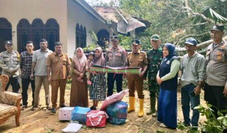 Tanggap Bencana Kapolsek Indra Makmu Serahkan Bantuan Kepada Warga Korban Angin Beliung