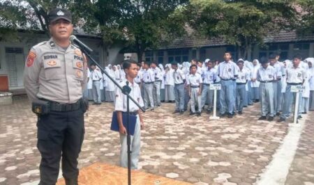 Pesan Penting Kanit Samapta Polsek Peureulak Saat Jadi Pembina Upacara di SMAN 1 Peureulak