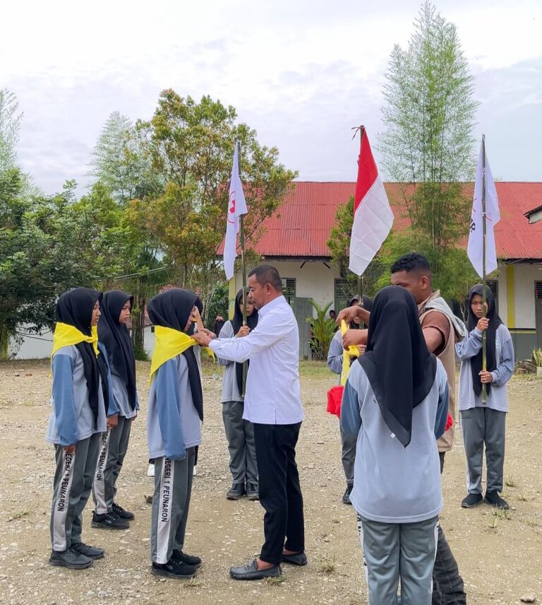 Ketua PMI Aceh Timur Fattah Fikri Lantik 27 Siswa SMAN Peunaron sebagai PMR