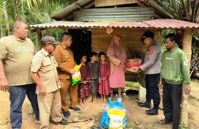 Kapolsek Banda Alam Bersama Muspika Serahkan Bantuan Kepada Warga Kurang Mampu