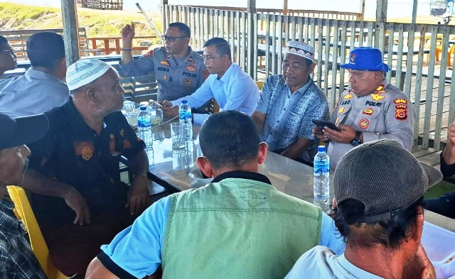 Kasat Polairud Polres Aceh Timur Ngopi Bareng Dengan Masyarakat Nelayan
