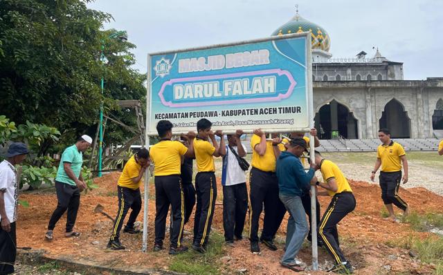 Polres Aceh Timur Gelar Jumat Bersih di Mesjid Darul Falah, Peudawa