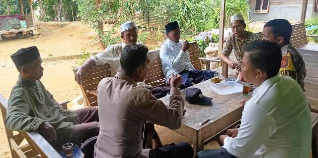 Sambil Ngopi Bareng, Ini Pesan Kanit Binmas Polsek Banda Alam Kepada Warga