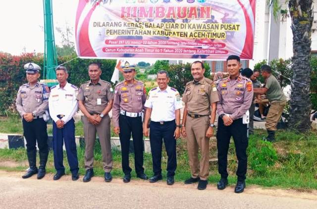 Satlantas Polres Aceh Timur Pasang Spanduk “Stop Balap Liar” di Pusat Pemerintahan