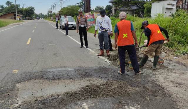 Kasatlantas Polres Aceh Timur Dampingi Dinas PUPR Balai Jalan Provinsi Perbaiki Jalan Berlubang