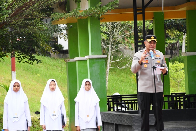 “Saweu Sikula” Kapolres Aceh Timur Jadi Pembina Upacara di MAN Insan Cendekia