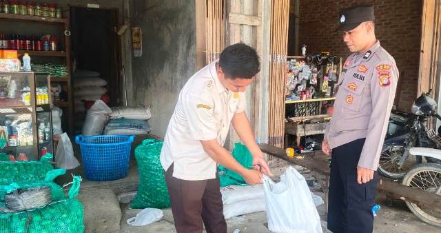 Dukung Program Asta Cita, Bhabinkamtibmas Polsubsektor Lokop Cek Ketersediaan Pupuk Bersubsidi