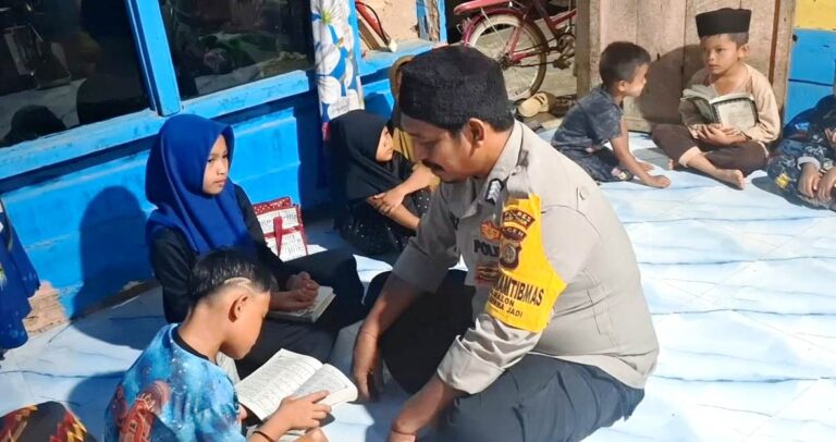 Patut Dicontoh, Manfaatkan Waktu Luang Bhabinkamtibmas Polsubsektor Lokop Ajari Anak Anak Ngaji