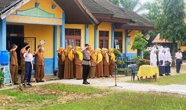 Jadi Pembina Upacara, Ini Yang Disampaikan Wakapolsek Julok Kepada Murid SMPN 2 Julok
