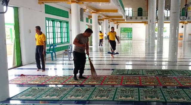Jumat Bersih Kapolsek Idi Rayeuk Pimpin Anggota Gotong Royong di Mesjid Baitul Manan