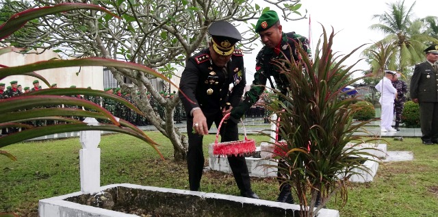 Kapolres Aceh Timur Hadiri Ziarah Nasional Dalam Rangka HUT ke-80 TNI di TMP Langsa