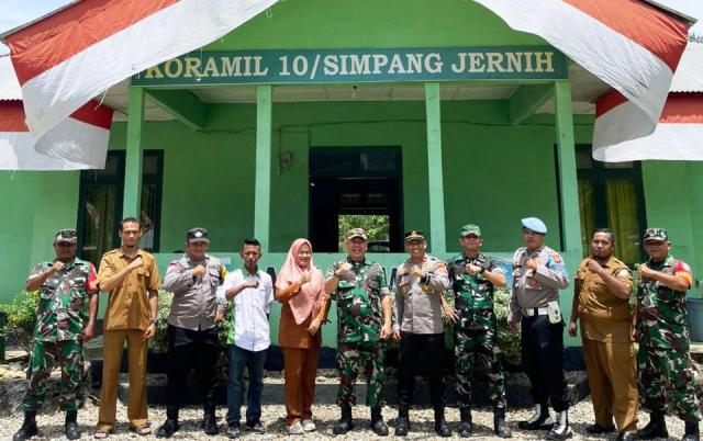 Kapolsek Simpang Jernih Bersama Pj. Camat Beri Kejutan ke Koramil 10/SPJ di HUT Ke – 80 TNI