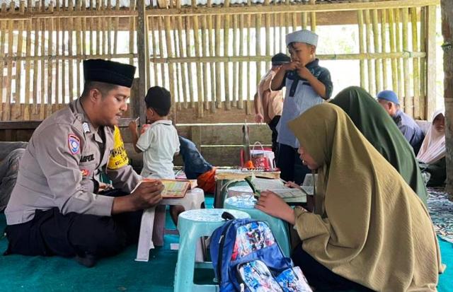 Manfaatkan Waktu Luang, Bhabinkamtibmas Polsek Simpang Jernih Ajari Anak Anak Ngaji