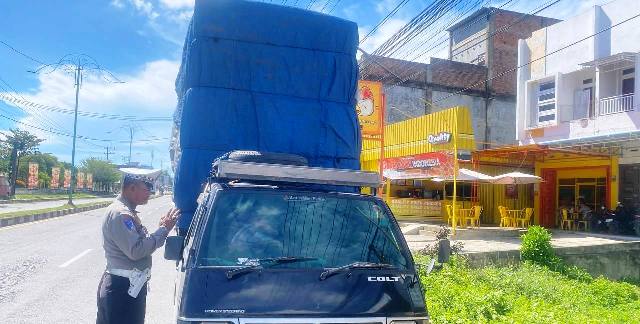 Teguran Humanis Satlantas Polres Aceh Timur Kepada Pengemudi Dengan Muatan Berlebih