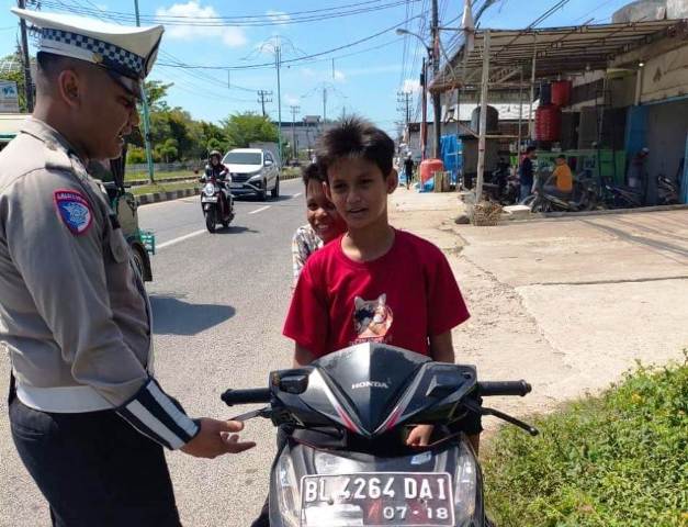 Teguran Simpatik, Personel Satlantas Polres Aceh Timur Imbau Warga Patuhi Aturan Berlalu Lintas