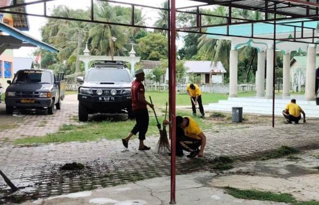 Usai Jumat Bersih di Mesjid Baiturrahman Desa Naleung, Kapolsek Julok Serahkan Bantuan Sarana Kebersihan