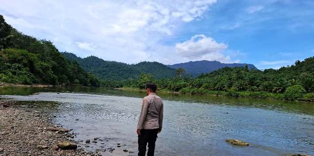 Antisipasi Bencana, Anggota Polsek Simpang Jernih Lakukan Patroli di Daerah Rawan Banjir