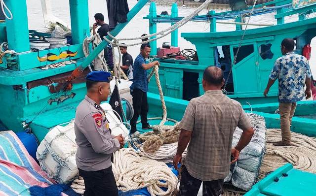 Cuaca Buruk, Personel Sat Polairud Polres Aceh Timur Ingatkan Nelayan Untuk Waspada