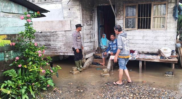 Curah Hujan Tinggi, Polsek Julok Monitoring Gampong Terdampak Banjir