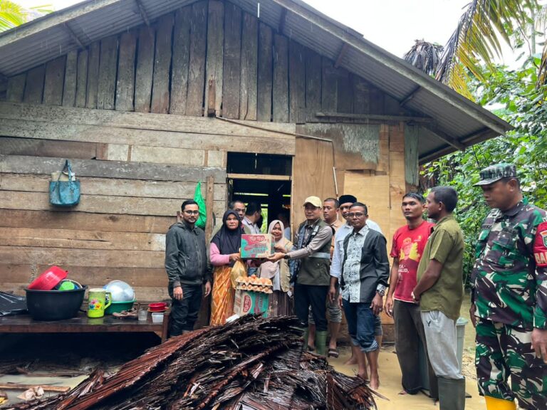 Wabup Aceh Timur T Zainal Abidin Tinjau Rumah Warga yang Roboh Akibat Angin Kencang dan Banjir