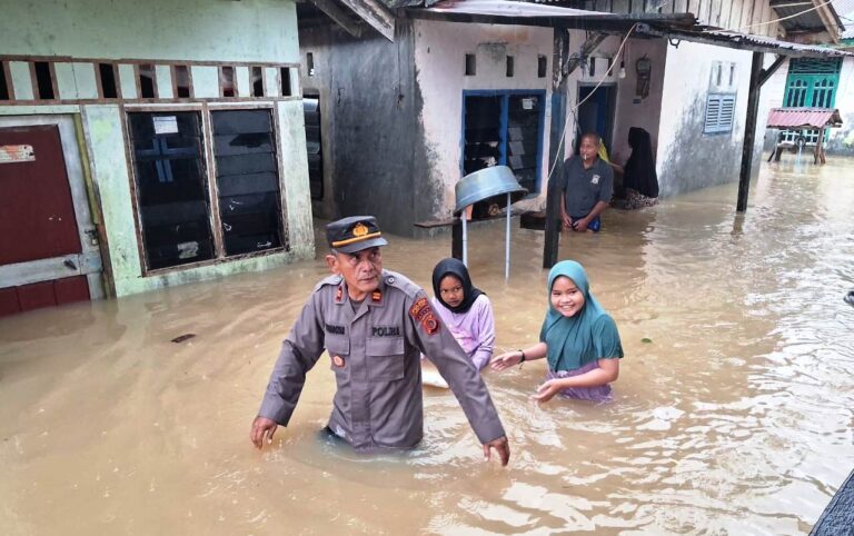 Aksi Heroik Kapolsek Idi Rayeuk, Pantau Kondisi Warga Terdampak Banjir