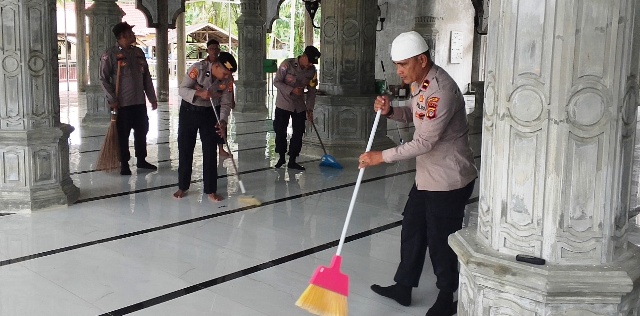 Jumat Bersih, Kapolsek Idi Tunong Pimpin Gotong Royong di Mesjid Babul Janah