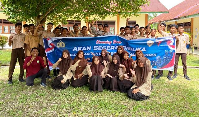 Kanit Binmas Polsek Simpang Ulim Sosialisasi Penerimaan Calon Anggota Polri Bintara Brimob Tahun 2025 di MAN 4 Aceh Timur