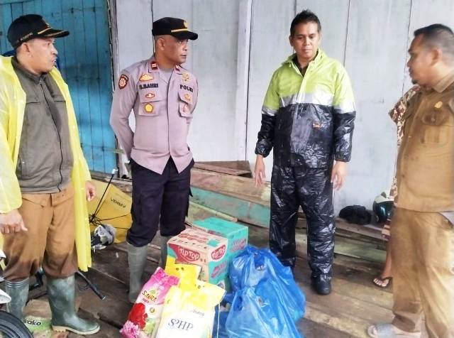 Kapolsek Darul Aman Bersama Camat Serahkan Bantuan Kepada Warga Terdampak Banjir