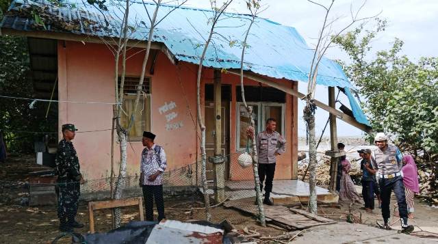 Kapolsek Idi Rayeuk Bersama Camat Mengecek Rumah Masyarakat yang Terdampak Abrasi