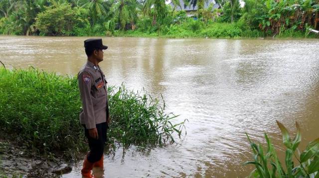 Kapolsek Peureulak Barat Imbau Warga Yang Tinggal di Bantaran Sungai, Waspada