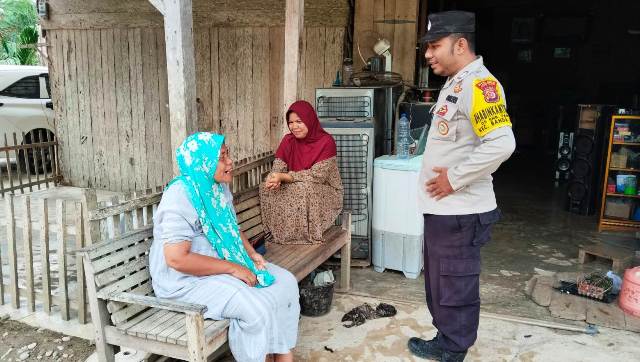 Melalui Door to Door System, Bhabinkamtibmas Polsek Banda Alam Membangun Kedekatan dengan Warga