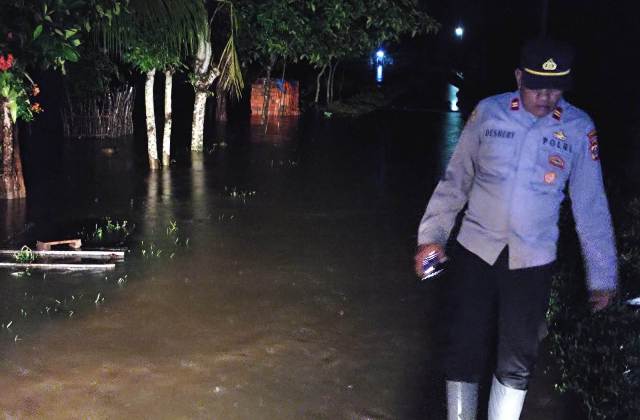 Meski Malam hari, Kapolsek Nurussalam, Intensif Monitoring Titik Genangan Air di Wilayah Hukumnya