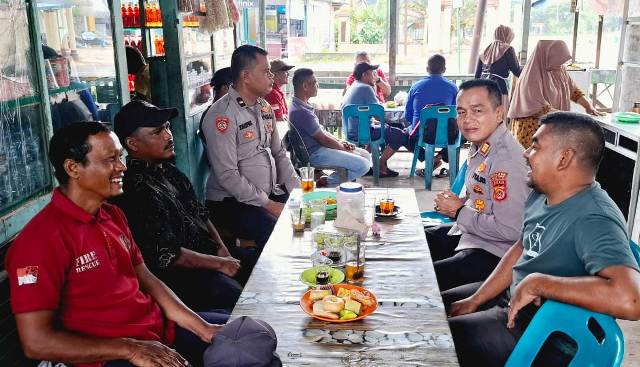 Ngopi Bareng Polisi, Begini Cara Unik Kapolsek Peureulak Dekat dengan Warga