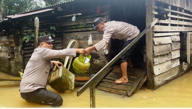 Personel Polsek Indra Makmu Bantu Warga dan Serahkan Beras Kepada Warga Yang Terdampak Banjir