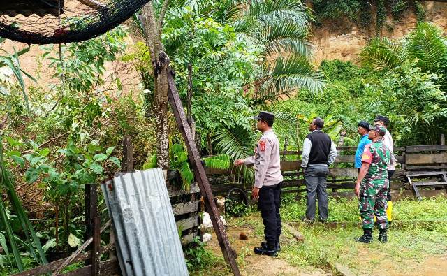 Respons Cepat Polsek Peureulak Barat Adanya Tanah Longsor Akibat Hujan Deras