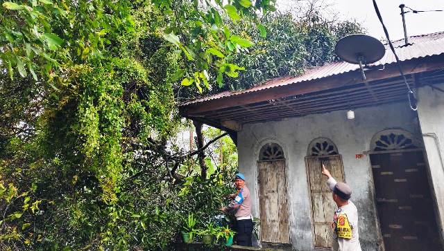 Sigap Anggota Polsek Darul Aman Bantu Warga Yang Rumahnya Tertimpa Pohon