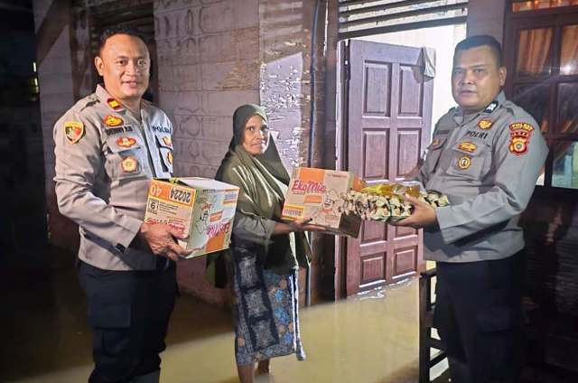 Tanggap dengan Kondisi Warga Terdampak Banjir, Kapolsek Madat Serahkan Bantuan