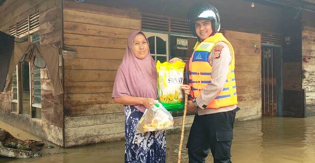 Terobos Genangan Air, Kapolsek Indra Makmu Antar Bantuan Kepada Warga Terdampak Banjir