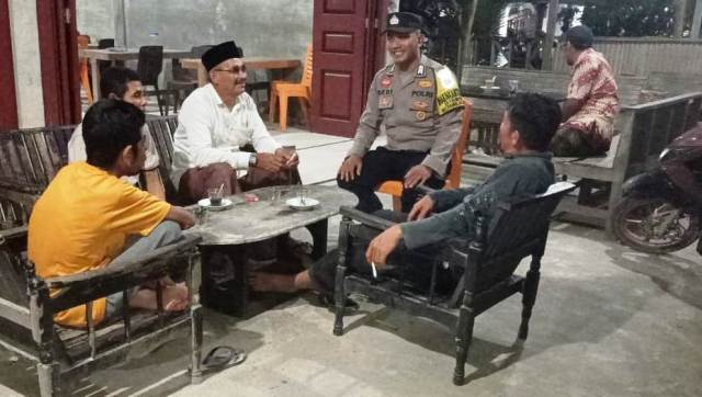 Tingkatkan Keamanan Wilayah, Anggota Polsek Peureulak Barat Gelar Patroli Dialogis Malam Hari