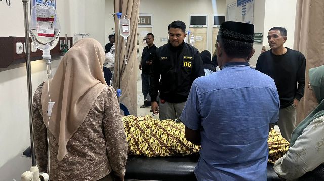 Wujud Kepedulian Terhadap Anggota, Kapolres Aceh Timur Besuk Anggota Tengah Sakit Akibat Laka Lantas