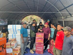 Staf Khusus Gubernur Aceh Santuni Korban Kebakaran di Peunaron