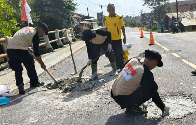 Peduli Keselamatan Pengguna Jalan, Polsek Nurussalam Perbaiki Jembatan Berlubang
