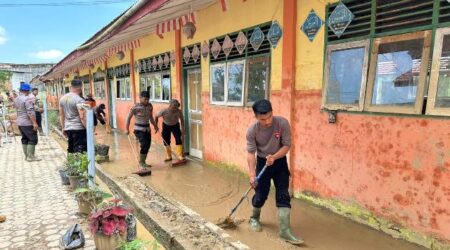Polisi Bersihkan Endapan Lumpur di SDN Sineubok Johan, Ranto Peureulak, Aceh Timur