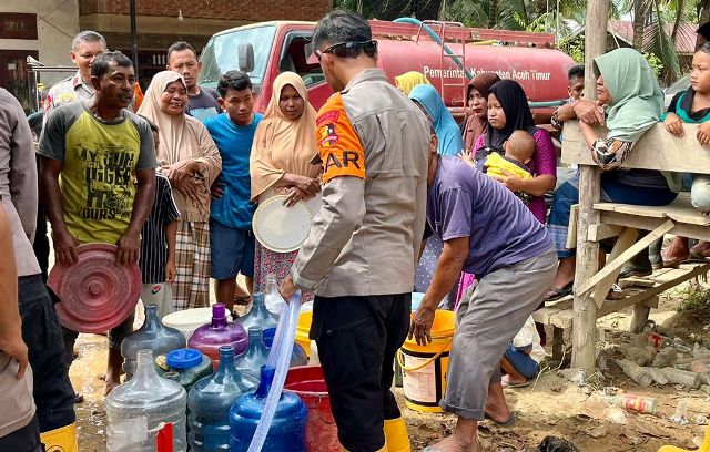 Tahap Pemulihan Pascabencana, Polres Aceh Timur Bersama BKO Brimob Hadirkan Water Treatment di Julok