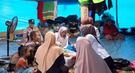 Tahap Pemulihan Pascabencana, Polres Aceh Timur Salurkan Perlengkapan Sholat Kepada Warga Pante Bidari